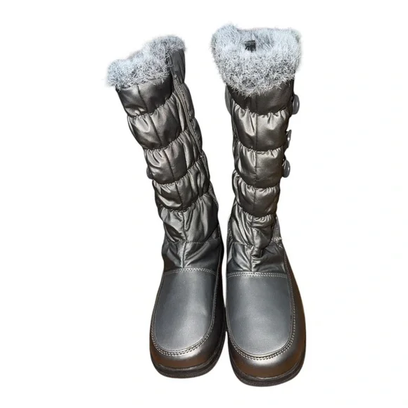 Gray Winter Boots with Quilted Design and Fur Lining - Picture 4 of 5